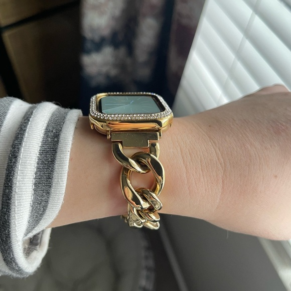 Rose Gold Apple Watch Series 5 | 40mm | GPS, Cellular | Bands & Charging Station - Picture 2 of 9
